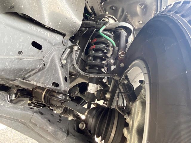 お車を安心してお乗りいただく為には、足回りの定期点検が欠かせません。サービスサポート(有償保証)では無料点検もご提供しており、安心のカーライフをお過ごしいただけるサポート体制が整っています。