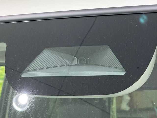 【ホンダセンシング】走行中に前方の車両等を認識し、衝突しそうな時は警報とブレーキで衝突回避と被害軽減をアシスト。より安全にドライブをお楽しみいただけます。