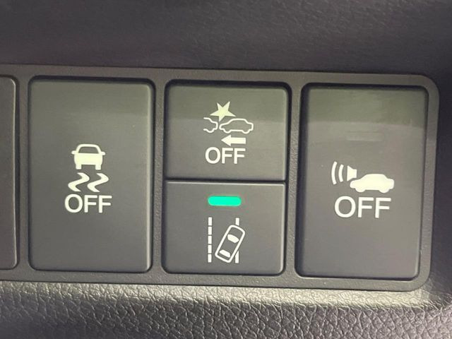 【ホンダセンシング】走行中に前方の車両等を認識し、衝突しそうな時は警報とブレーキで衝突回避と被害軽減をアシスト。より安全にドライブをお楽しみいただけます。