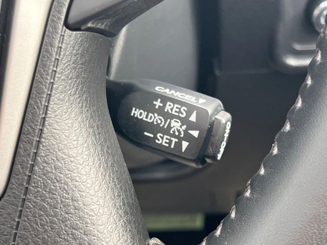 【レーダークルーズコントロール】高速道路での長距離走行が楽に!!自動で速度を保つクルーズコントロールが、衝突軽減システムと連携し、前方の車両を感知して車間を保つように速度調節してくれます!!