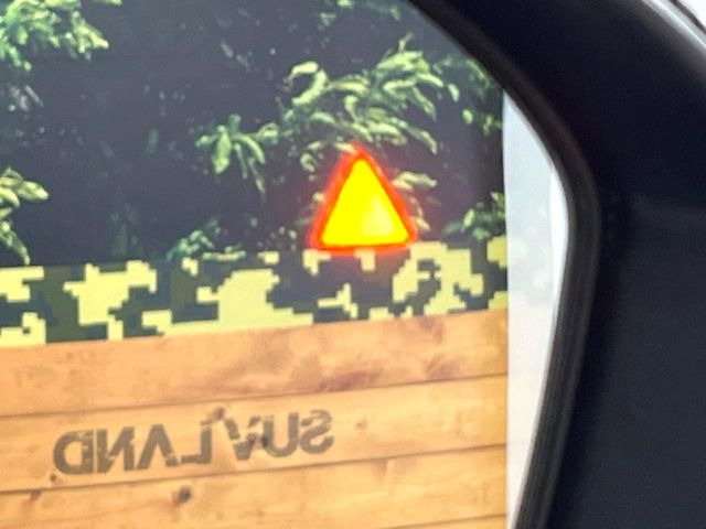 【ブラインドスポットワーニング】走行中、ドアミラーの死角になりやすい箇所に後続車が接近するとサイドミラー付近に警告を表示、ドライバーに注意喚起をしてくれます。