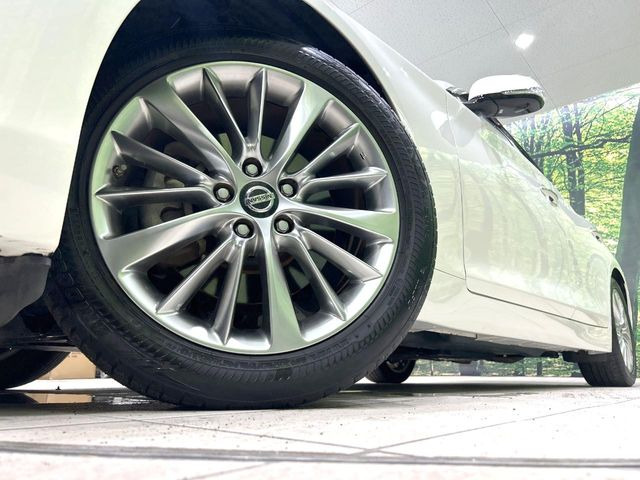 【純正18インチアルミホイール】外観にマッチした純正アルミホイールを装着しております。各種社外アルミホイールや、スタッドレスタイヤも取扱いしております。是非ご相談ください♪