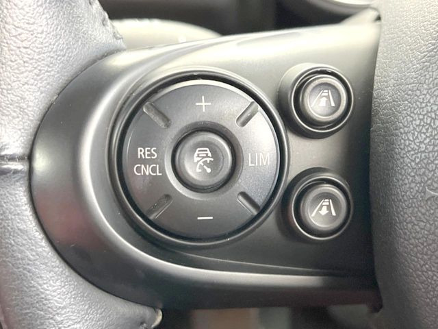 ●レーダークルーズコントロール:前の車との車間距離を一定にとりつつ、一定速度で自動走行してくれる次世代のクルーズコントロール!主に高速道路や自動車専用道路で使用する便利な機能です!