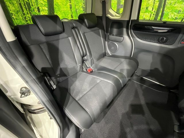 後部座席も気になるようなキズ・汚れやへたり等、大きなダメージはなく、良好な状態です。