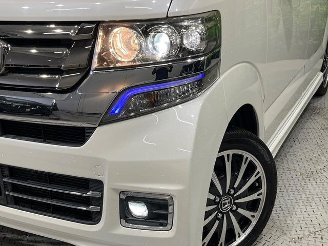 【HIDヘッドライト】非常に明るく前方を照らしてくれるので、悪天候や夜間の走行時も視界良好で安心してお乗りいただけます。