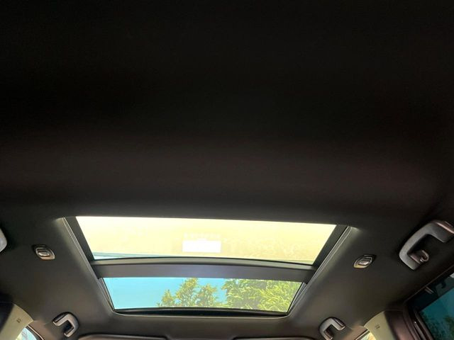 【サンルーフ】開放感たっぷりの希少装備、サンルーフが装着されています!車内に明かりを取り入れたり景色を楽しむ以外にも、車内の空気も簡単に換気できて快適です!