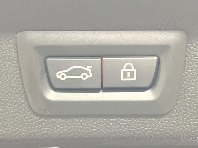 ●電動リアゲート:ワンタッチでリアゲートの開閉ができ、荷物などで両手が塞がっている状態でも簡単に開閉ができる便利機能です。