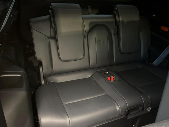 3列目シートはもちろん状態良好☆大人でもゆったりと座って頂けますので、大人数でのお出かけもラクラクです♪ご家族で、気の知れた仲間で、ドライブに行くのが楽しみですね♪