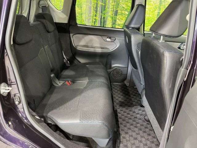 後部座席も気になるようなキズ・汚れやへたり等、大きなダメージはなく、良好な状態です。