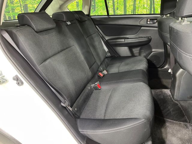 後部座席も気になるようなキズ・汚れやへたり等、大きなダメージはなく、良好な状態です。