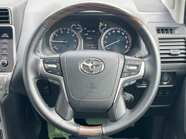 【ウッドコンビステアリング】高級感ある木目調パーツを採用した手に良く馴染むコンビハンドル。運転席廻りの雰囲気も一気に豪華になります!