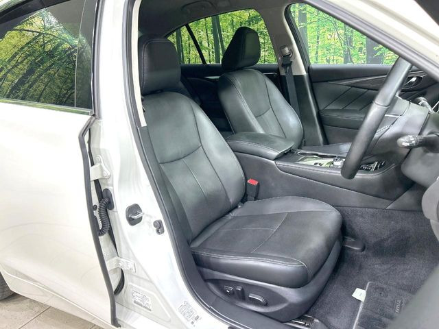 【黒革シート】上質な本革を使用し、高級感あふれる黒革シート。常に体に触れる部分だから、座り心地の良さにはこだわりたいですね♪汚れの付着や劣化を抑制する内装コーティング施工もおススメですよ♪