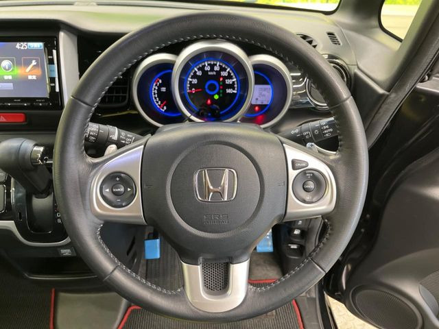 �y�X�e�A�����O�X�C�b�`�z�^�]���A�O������ڐ������炷���ƂȂ��A�I�[�f�B�I���̑��삪�\�ȕ֗��@�\!���S&���K�ȃh���C�u�����o���Ă���܂���