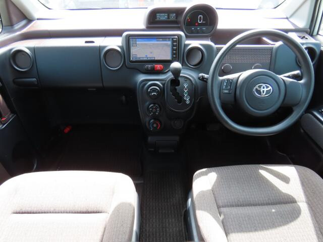 内外装の清掃・ガラス系ボディコーティングをCARクリーニング専門業者が施工いたしますので大変清潔。オリックス自動車ではみなさまに快適なドライブをお約束。