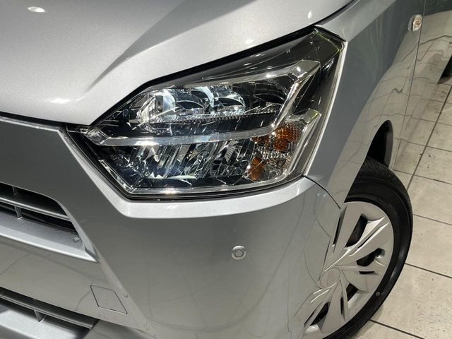 �C���e���A�ɍ��킹���f�U�C���̃X�e�A�����O�́A�^�]�������̂��Ƃ��l���A�^�]���₷���`��A�傫���ł��B�����x�A���ۂɐG���Ă��m���߂��������B