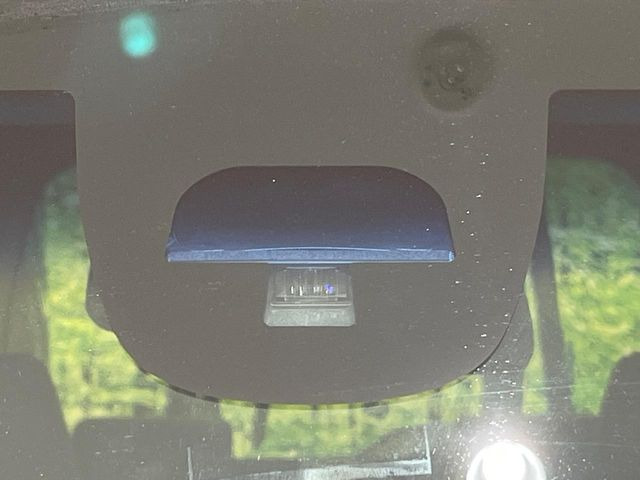 【シティブレーキアクティブシステム】低速走行中に前方の車両等を認識し、衝突しそうな時は警報とブレーキで衝突回避と被害軽減をアシスト。より安全にドライブをお楽しみいただけます。