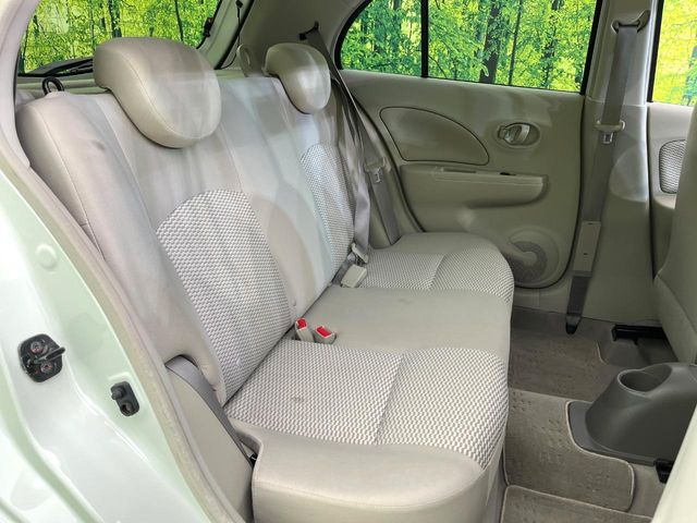 後部座席も気になるようなキズ・汚れやへたり等、大きなダメージはなく、良好な状態です。