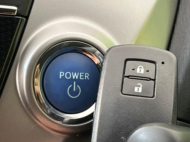 【スマートキー】カバンやポケットに入れたままでもドアの施錠・解錠が可能なスマートキーを装備。エンジンのオン・オフ時もカギを取り出す必要が無いからとっても便利です♪