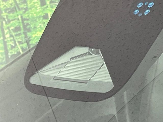 �y�z���_�Z���V���O�z���s���ɑO���̎ԗ�����F�����A�Փ˂������Ȏ��͌x��ƃu���[�L�ŏՓˉ���Ɣ�Q�y�����A�V�X�g�B�����S�Ƀh���C�u�����y���݂��������܂��B