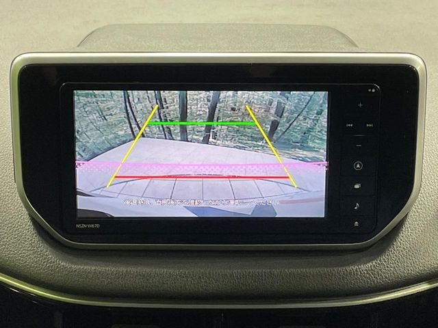【バックカメラ】駐車時に後方がリアルタイム映像で確認できます。大型商業施設や立体駐車場での駐車時や、夜間のバック時に大活躍!運転スキルに関わらず、今や必須となった装備のひとつです!