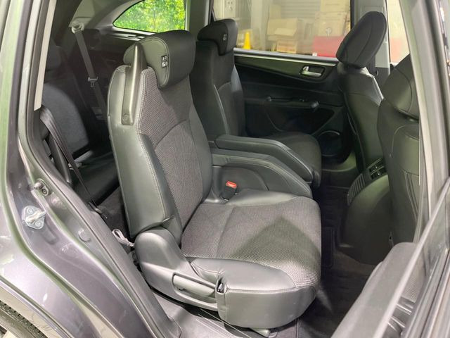 後部座席も気になるようなキズ・汚れやへたり等、大きなダメージはなく、良好な状態です。