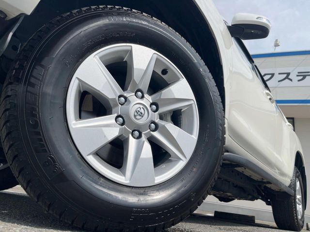 【純正17インチアルミホイール】外観にマッチした純正アルミホイールを装着しております。各種社外アルミホイールや、スタッドレスタイヤも取扱いしております。是非ご相談ください♪