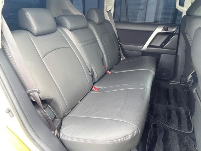 広々とした2列目シートは居住性が高く、居心地も快適!友達や家族とのお出かけにぴったりです。ベビーシートやチャイルドシート使用時も快適にお過ごしいただける十分な空間を確保しています。