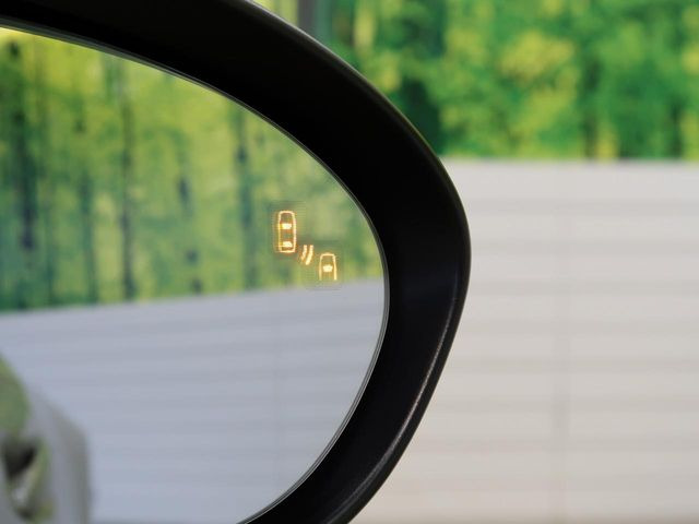 【ブラインドスポットモニタリング】走行中、ドアミラーの死角になりやすい箇所に後続車が接近するとサイドミラー付近に警告を表示、ドライバーに注意喚起をしてくれます。
