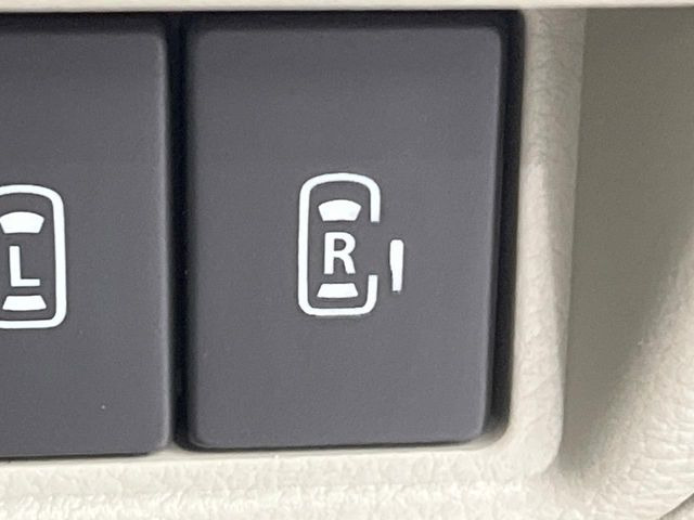 【両側パワースライドドア】スマートキーや運転席のスイッチで後席両側スライドドアの開閉が可能♪電動だから力を入れてドアを開ける必要が無く、小さなお子様でも簡単に開け閉めでき快適です♪