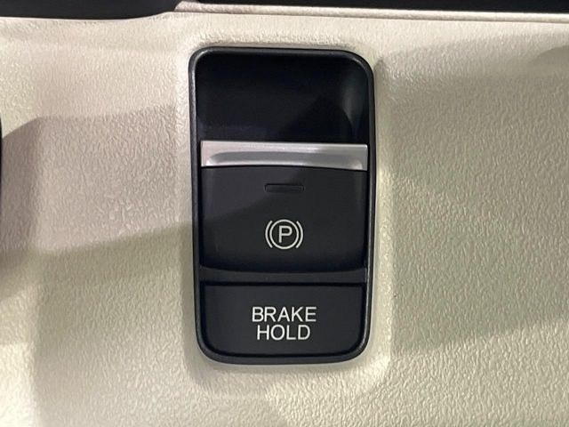 【オートブレーキホールド】信号待ちや渋滞で停車時にブレーキから足を離しても、停止状態を保持してくれます。前進するときはアクセルを踏めば自動で解除されるので安心♪街乗り運転が楽になります♪