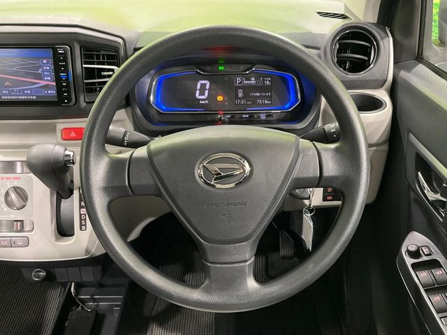 �C���e���A�ɍ��킹���f�U�C���̃X�e�A�����O�́A�^�]�������̂��Ƃ��l���A�^�]���₷���`��A�傫���ł��B�����x�A���ۂɐG���Ă��m���߂��������B