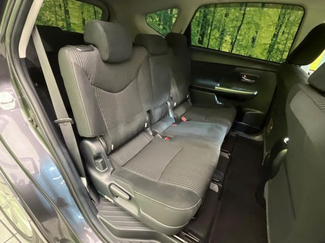 後部座席も気になるようなキズ・汚れやへたり等、大きなダメージはなく、良好な状態です。