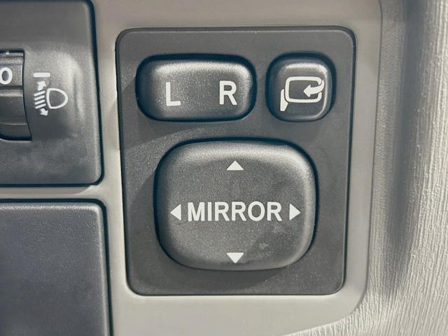 �y�d���i�[�~���[�z�T�C�h�~���[�͓d���i�[���ƂȂ��Ă���A�������ԏ�ł��L�Y�������X�N��}�����܂��B