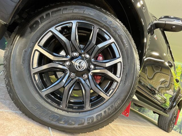 �y�O���[�h��p����18�C���`�A���~�z�C�[���z�f�U�C�����̍��������A���~�z�C�[���𑕒����Ă���܂��B�e��ЊO�A���~�z�C�[����A�X�^�b�h���X�^�C�����戵�����Ă���܂��B���񂲑��k����������