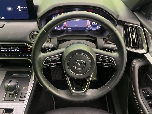 �C���e���A�ɍ��킹���f�U�C���̃X�e�A�����O�́A�^�]�������̂��Ƃ��l���A�^�]���₷���`��A�傫���ł��B�����x�A���ۂɐG���Ă��m���߂��������B