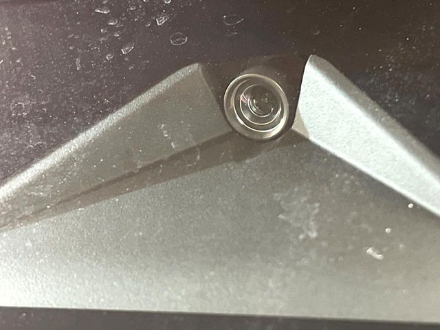 【三菱e-Assist】走行中に前方の車両等を認識し、衝突しそうな時は警報とブレーキで衝突回避と被害軽減をアシスト。より安全にドライブをお楽しみいただけます。