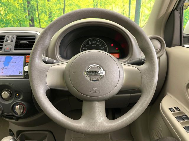 ステアリングは、運転される方のことも考え、運転しやすい形状、大きさです。是非一度、実際に触ってお確かめください。