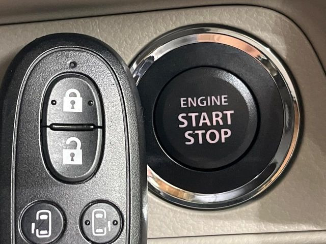 【オペレーションキー】カバンやポケットに入れたままでもドアの施錠・解錠が可能なスマートキーを装備。エンジンのオン・オフ時もカギを取り出す必要が無いからとっても便利です♪