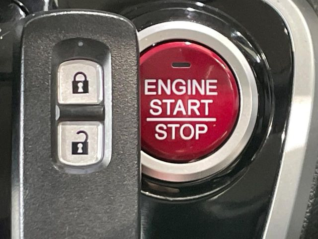 �yHonda�X�}�[�g�L�[�z�J�o����|�P�b�g�ɓ��ꂽ�܂܂ł��h�A�̎{���E�������\�ȃX�}�[�g�L�[�𑕔��B�G���W���̃I���E�I�t�����J�M�����o���K�v����������Ƃ��Ă��֗��ł���