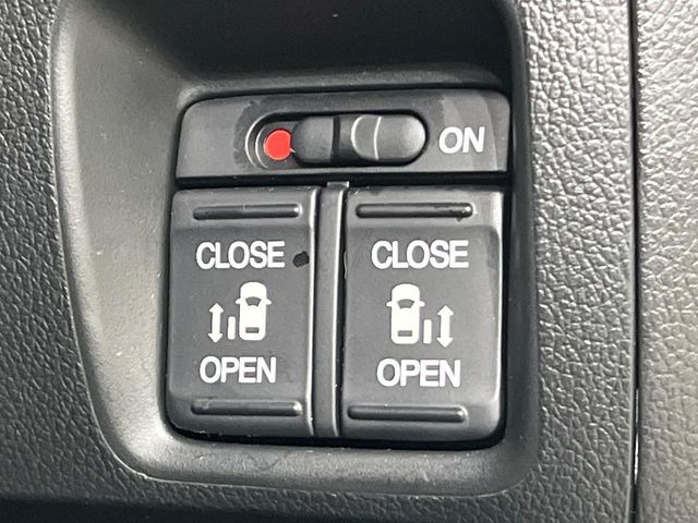 【両側パワースライドドア】スマートキーや運転席のスイッチで後席両側スライドドアの開閉が可能♪電動だから力を入れてドアを開ける必要が無く、小さなお子様でも簡単に開け閉めでき快適です♪