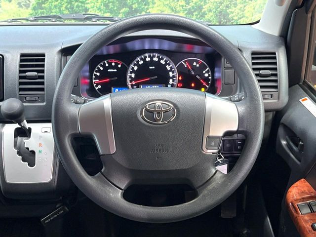 �C���e���A�ɍ��킹���f�U�C���̃X�e�A�����O�́A�^�]�������̂��Ƃ��l���A�^�]���₷���`��A�傫���ł��B�����x�A���ۂɐG���Ă��m���߂��������B