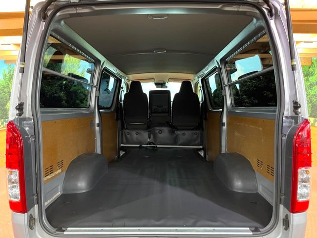 ���i�̂���������ʋ΁A���}���ɏ\���ȉ׎��X�y�[�X���m�ۂ��Ă���܂��B�Z�J���h�V�[�g��|���ƁA�傫�ȉו��̐ύڂ��\�ł���