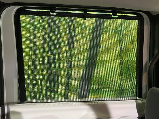 【ロールシェード】日差しや車外からの光が眩しいときにサッと引き出して使える、ロール格納タイプのサンシェードを装備。後席に乗ったお子様がウトウトしだした時など、ぜひご活用ください♪