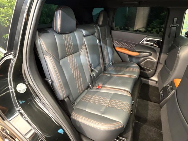 後部座席も気になるようなキズ・汚れやへたり等、大きなダメージはなく、良好な状態です。