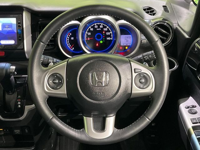 【純正革巻きステアリング】上質な革を使用することで、手にしっかり馴染みとても運転しやすいハンドルです♪