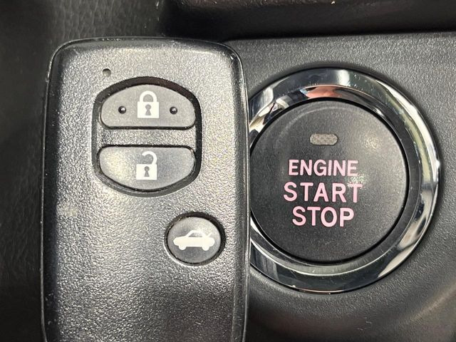 【アクセスキー&プッシュスタート】カバンやポケットに入れたままでもドアの施錠・解錠が可能なスマートキーを装備。エンジンのオン・オフ時もカギを取り出す必要が無く、ボタンをプッシュするだけでOK♪