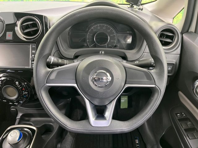 �C���e���A�ɍ��킹���f�U�C���̃X�e�A�����O�́A�^�]�������̂��Ƃ��l���A�^�]���₷���`��A�傫���ł��B�����x�A���ۂɐG���Ă��m���߂��������B