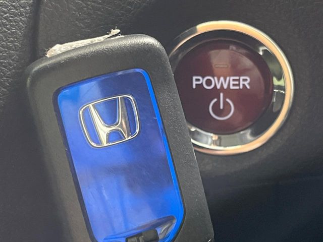 【Hondaスマートキー】カバンやポケットに入れたままでもドアの施錠・解錠が可能なスマートキーを装備。エンジンのオン・オフ時もカギを取り出す必要が無いからとっても便利です♪