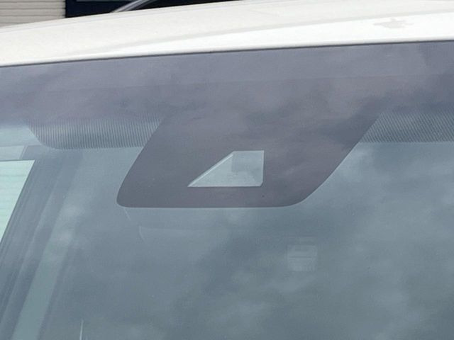 【プリクラッシュセーフティ】前方の車両等を検知し、衝突しそうな時は警報で注意を促し、ブレーキを踏む力をサポート。ブレーキを踏めなかった場合は衝突被害軽減ブレーキが作動、衝突回避をサポートします。