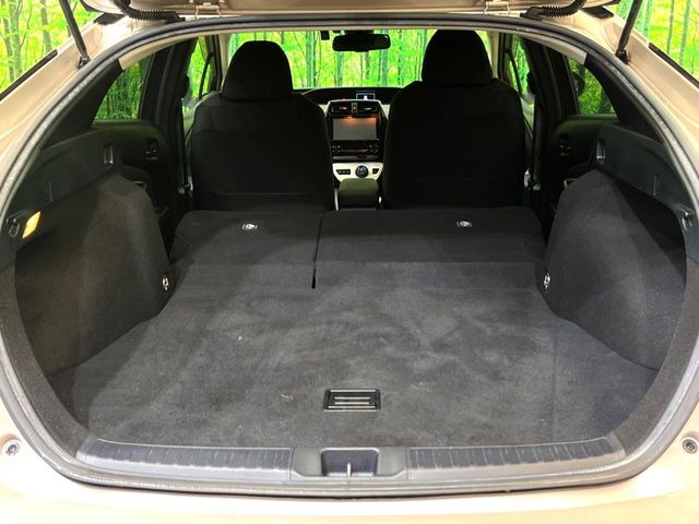 ���i�̂���������ʋ΁A���}���ɏ\���ȉ׎��X�y�[�X���m�ۂ��Ă���܂��B�Z�J���h�V�[�g��|���ƁA�傫�ȉו��̐ύڂ��\�ł���